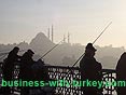 pescador en el cuerno dorado y la mezquita de Suleymaniye