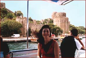Monica en una  tour de barco en el Bosforos, Estambul