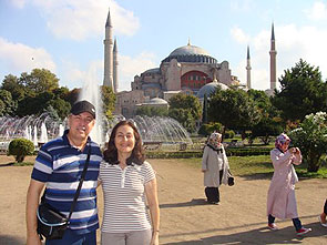 Monica  e Aldemar  em frente a santa sofia
