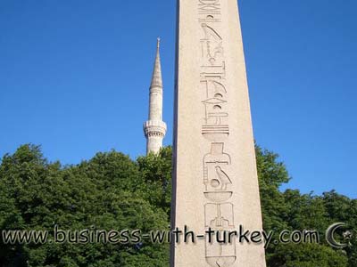 obelisco egipcio e torre da mesquita azul